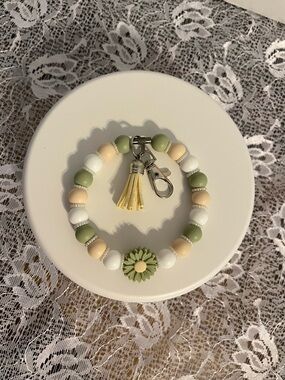 Handmade Green & Cream Beaded Bracelet with Daisy Charm